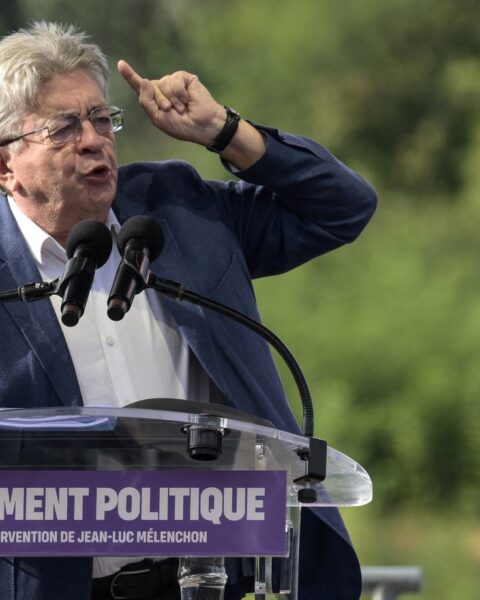 Mélenchon appelle à une journée de blocage national le 10 septembre en France