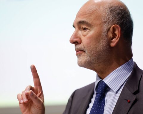 Moscovici : le budget français doit être adopté avant le 15 octobre