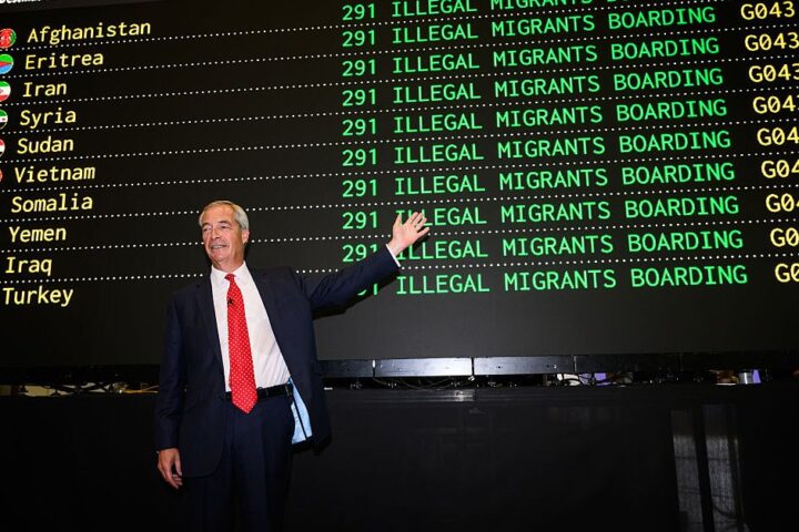 Nigel Farage promet des déportations massives en cas de victoire électorale
