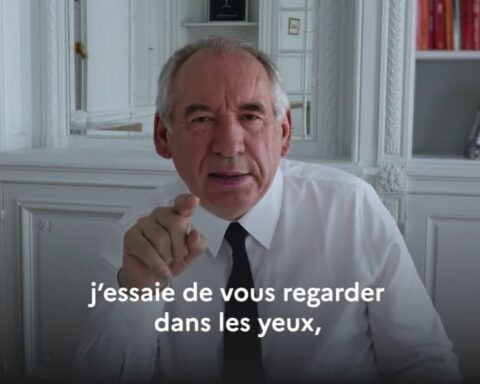 Nous avons écouté le premier podcast de François Bayrou et notre avis est mitigé.