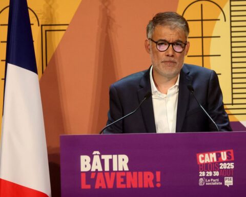 Olivier Faure demande à François Bayrou de dire « au revoir » avant le 8 septembre