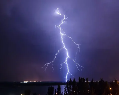 Orages violents : 18 départements français placés en alerte ce mardi.