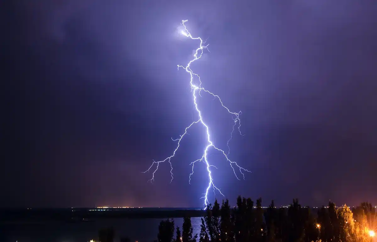 Orages violents : 18 départements français placés en alerte ce mardi.
