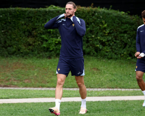 Qualifications pour le Mondial 2026 : Rabiot sélectionné, Akliouche fait ses débuts avec les Bleus selon la liste dévoilée par Deschamps.