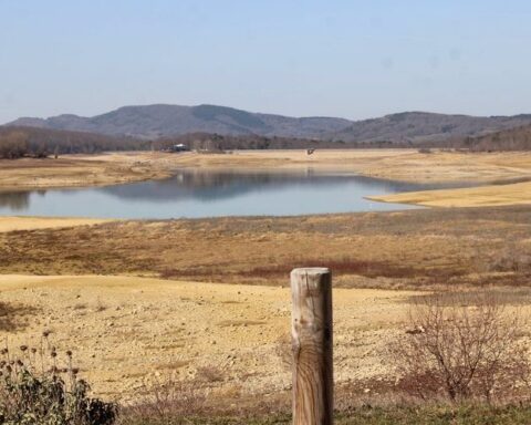 Restrictions d'eau en Ariège : amendes pouvant atteindre 7 500 € suite à la mise en place de l'arrosage réglementé en réponse à la sécheresse.