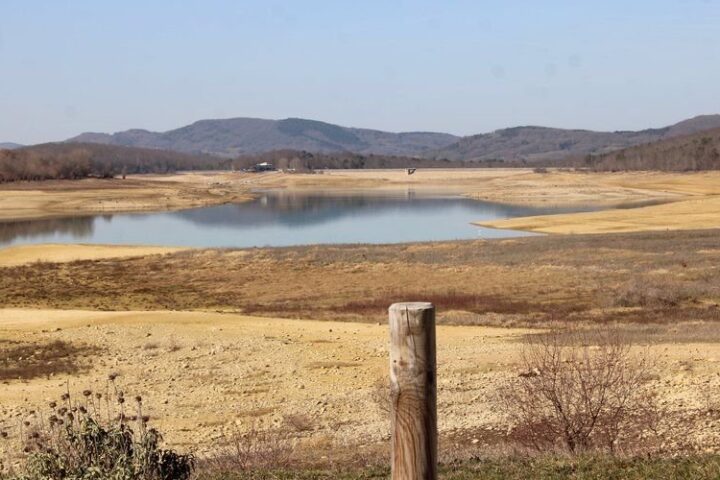 Restrictions d'eau en Ariège : amendes pouvant atteindre 7 500 € suite à la mise en place de l'arrosage réglementé en réponse à la sécheresse.