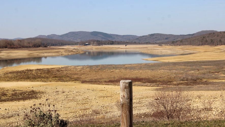 Restrictions d'eau en Ariège : amendes pouvant atteindre 7 500 € suite à la mise en place de l'arrosage réglementé en réponse à la sécheresse.