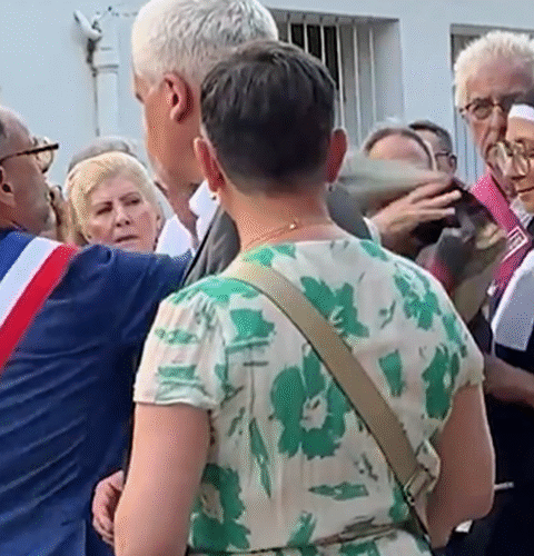 Robert Ménard bouscule des militantes de Peta lors de la Feria de Béziers