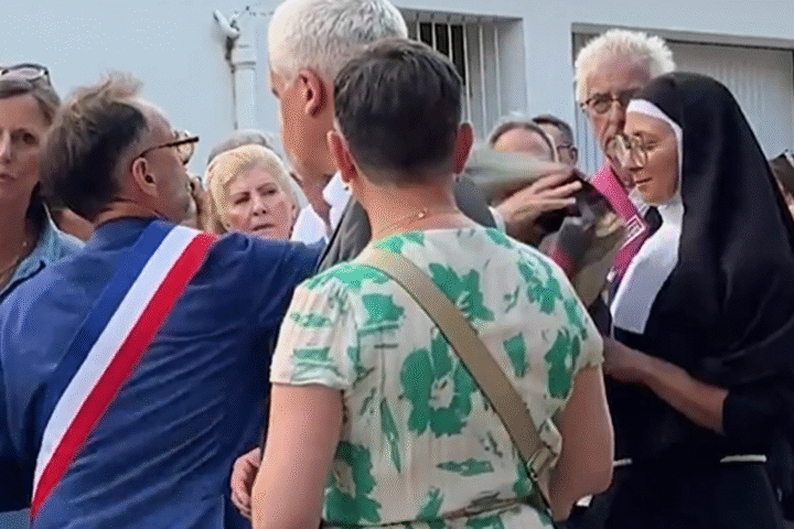 Robert Ménard bouscule des militantes de Peta lors de la Feria de Béziers