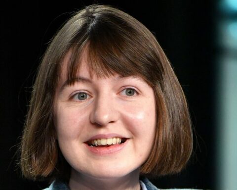 Sally Rooney annonce le versement de ses droits d'auteur à Palestine Action, une organisation interdite au Royaume-Uni