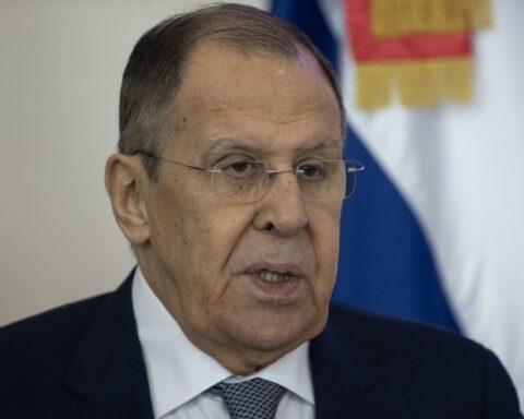 Sergueï Lavrov arrive en Alaska avec un pull "URSS" avant le sommet Trump-Poutine