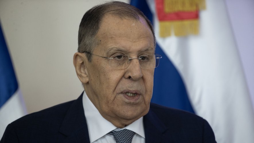 Sergueï Lavrov arrive en Alaska avec un pull "URSS" avant le sommet Trump-Poutine