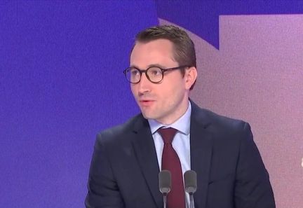 Suppression de deux jours fériés : le député LFI Antoine Léaument critique les propos de Monsieur Bayrou.