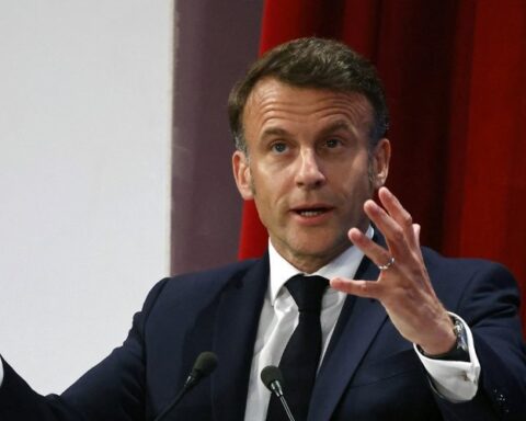 Tensions entre la France et l'Algérie : Emmanuel Macron appelle le gouvernement à agir avec davantage de fermeté et de détermination face à la situation.
