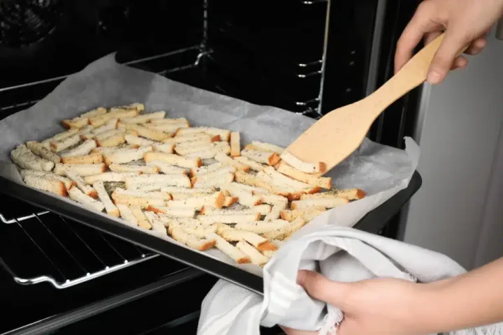 Transformez votre four en friteuse à air en 2 secondes grâce à une astuce méconnue.