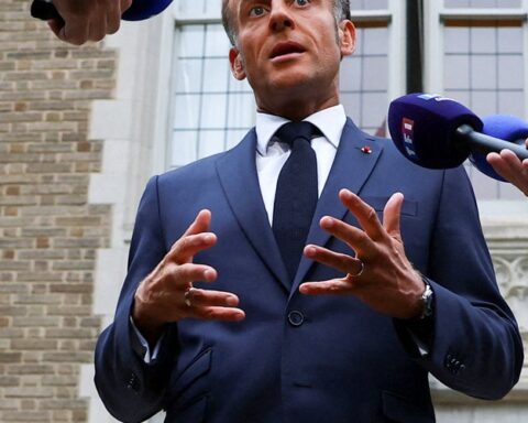 Ukraine : Macron appelle à durcir la pression sur la Russie face aux doutes sur Poutine