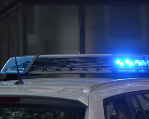 Un adolescent suspecté de vol de moto décède après avoir été percuté par un véhicule de police suite à un refus d'obtempérer.