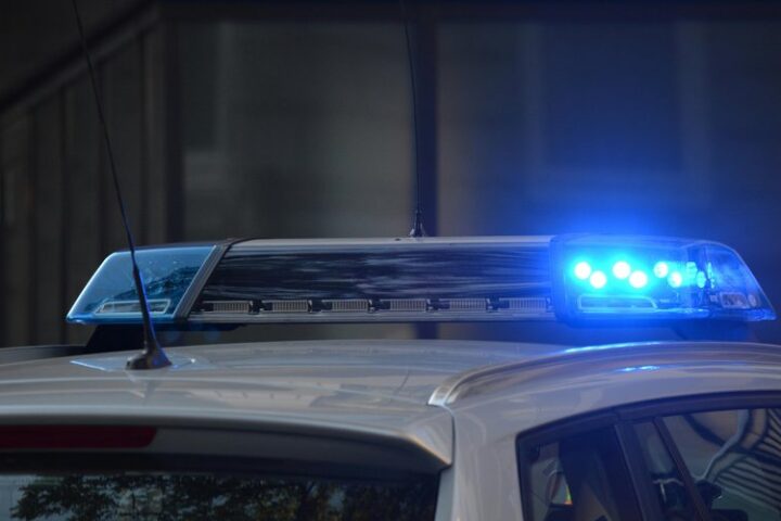 Un adolescent suspecté de vol de moto décède après avoir été percuté par un véhicule de police suite à un refus d'obtempérer.