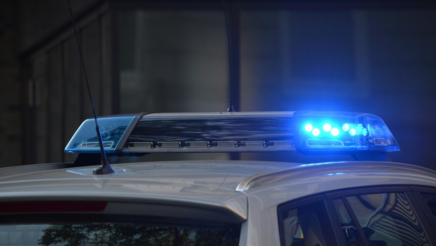 Un adolescent suspecté de vol de moto décède après avoir été percuté par un véhicule de police suite à un refus d'obtempérer.