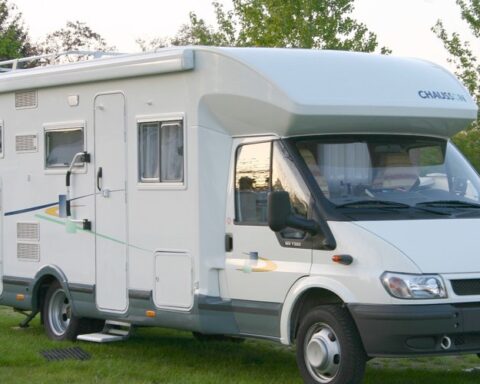 Un camping-car XXL se coince lors d'un demi-tour dans une rue, bloquant la circulation pendant 5 heures.