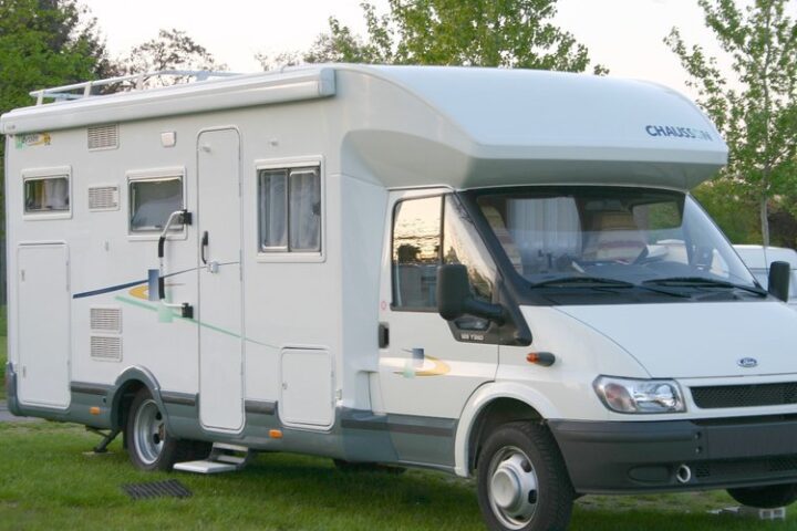 Un camping-car XXL se coince lors d'un demi-tour dans une rue, bloquant la circulation pendant 5 heures.