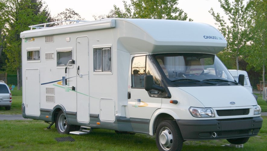 Un camping-car XXL se coince lors d'un demi-tour dans une rue, bloquant la circulation pendant 5 heures.