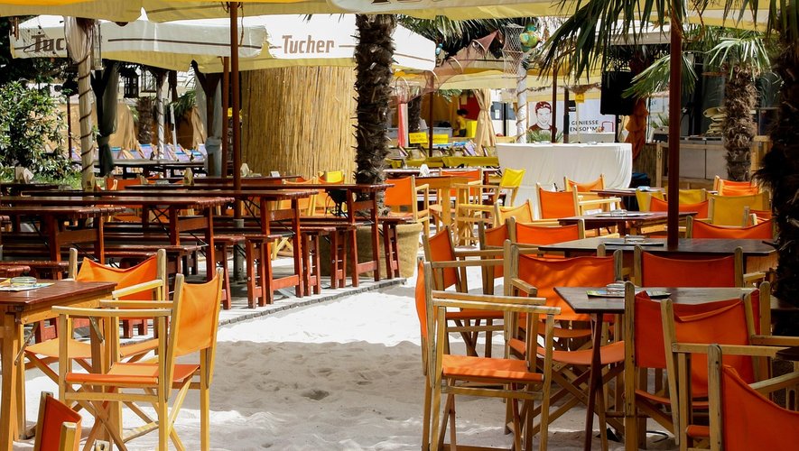 Un client dépense plus de 106 000 euros pour une soirée sur une plage privée à Cannes