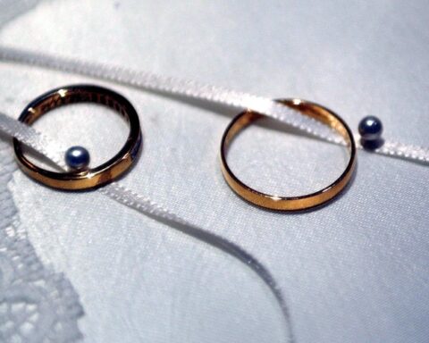 Un couple finance son mariage en faisant payer l'accès à la cérémonie et collecte 14 000 euros.
