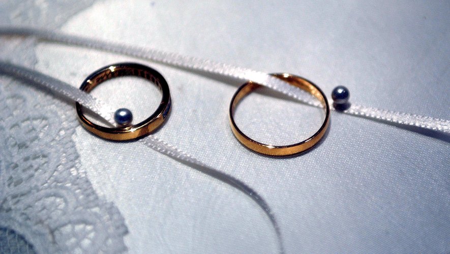 Un couple finance son mariage en faisant payer l'accès à la cérémonie et collecte 14 000 euros.