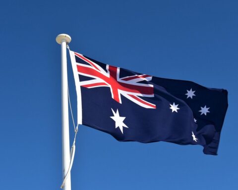 Un député australien condamné pour viol refuse de quitter ses fonctions.