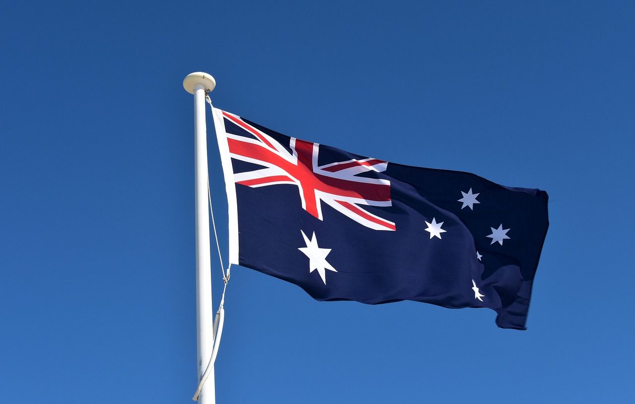 Un député australien condamné pour viol refuse de quitter ses fonctions.