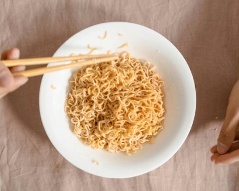 Un garçon de 13 ans meurt au Caire après avoir mangé trois paquets de nouilles instantanées crues