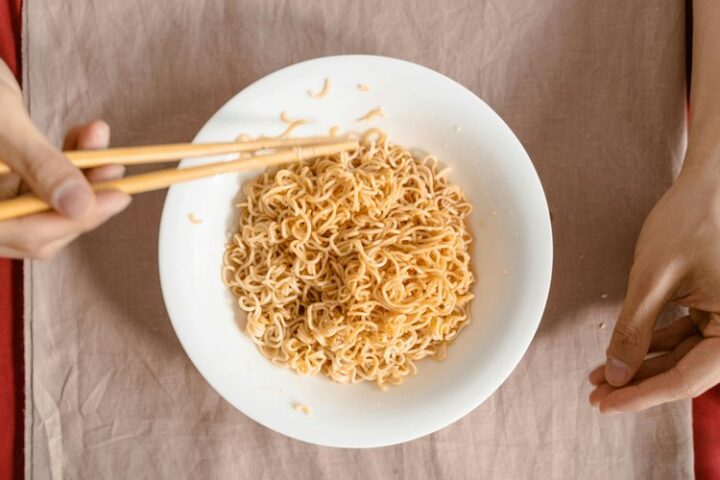 Un garçon de 13 ans meurt au Caire après avoir mangé trois paquets de nouilles instantanées crues