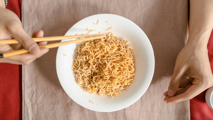 Un garçon de 13 ans meurt au Caire après avoir mangé trois paquets de nouilles instantanées crues