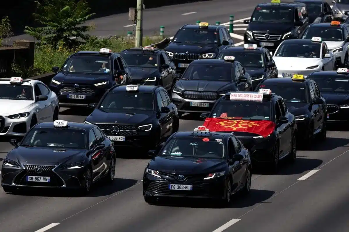 Un gouvernement en difficulté : les taxis suspendent leur colère du 5 septembre.