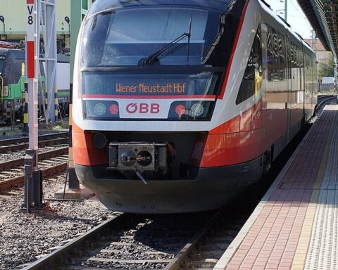 Un homme accroché à un train rapide autrichien est secouru par la police à Vienne