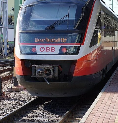 Un homme accroché à un train rapide autrichien est secouru par la police à Vienne