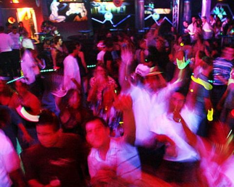 Un homme frappé à la tête après avoir été expulsé d'une discothèque : fractures au visage et 15 jours d'ITT.