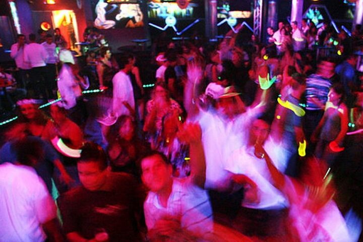Un homme frappé à la tête après avoir été expulsé d'une discothèque : fractures au visage et 15 jours d'ITT.