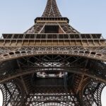 Un homme réalise un saut en parachute depuis la tour Eiffel et est arrêté à son atterrissage.