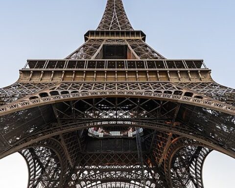 Un homme réalise un saut en parachute depuis la tour Eiffel et est arrêté à son atterrissage.
