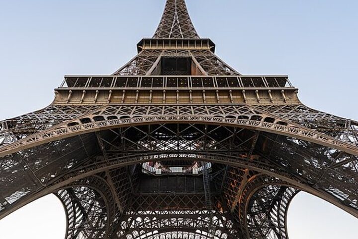 Un homme réalise un saut en parachute depuis la tour Eiffel et est arrêté à son atterrissage.