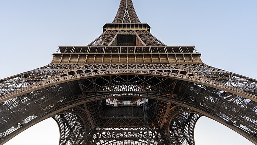 Un homme réalise un saut en parachute depuis la tour Eiffel et est arrêté à son atterrissage.