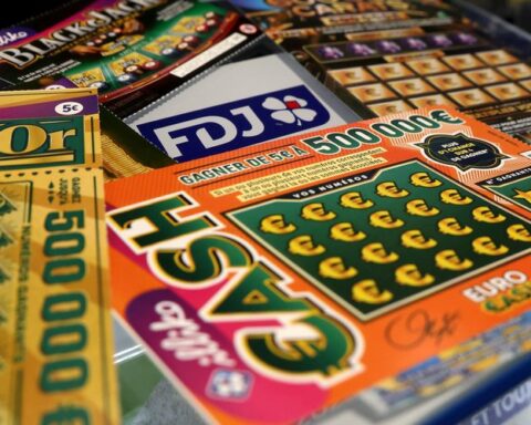 "Un homme remporte 500 000 euros en jouant à Cash et partage un café avec son père en témoignant de son étonnement"