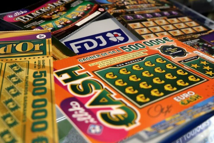 "Un homme remporte 500 000 euros en jouant à Cash et partage un café avec son père en témoignant de son étonnement"
