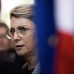Un homme utilise la flamme du Soldat inconnu sous l'Arc de Triomphe pour allumer sa cigarette, provoquant la colère de la ministre Patricia Mirallès.
