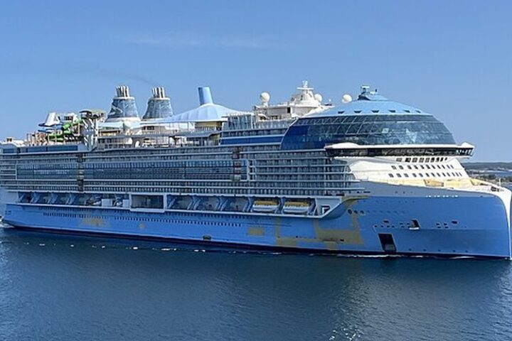 "Un passager blessé lors de la rupture d'un équipement aquatique sur un toboggan pendant une croisière"