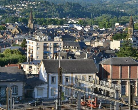 Un père et son fils placés en garde à vue pour avoir affiché un drapeau français avec un symbole SS à Brive-la-Gaillarde