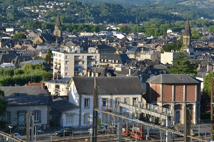 Un père et son fils placés en garde à vue pour avoir affiché un drapeau français avec un symbole SS à Brive-la-Gaillarde
