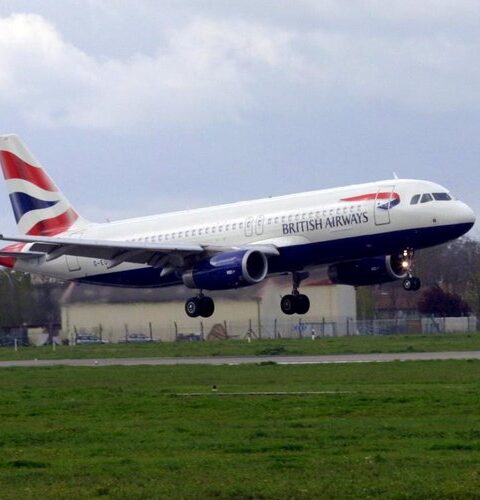 Un steward de British Airways retrouvé nu et sous l'emprise de drogues dans des toilettes d'avion lors d'un vol San Francisco-Londres